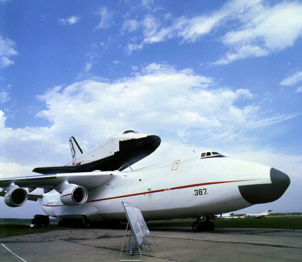 Мрия ан-225 буран. Ан-225 мрия. Мрия самолет с бураном. Самолет мрия ан-225. Буран на мрии.